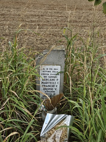Cippo commemorativo tra l'erba, in ricordo di Bergami, Martelli, Franchi e Onofri, vittime della guerra.