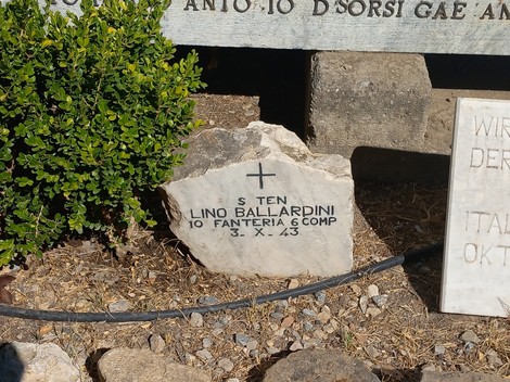 Sacrario dei caduti di Kos, monumento commemorativo con lapidi e iscrizioni dedicate ai soldati.