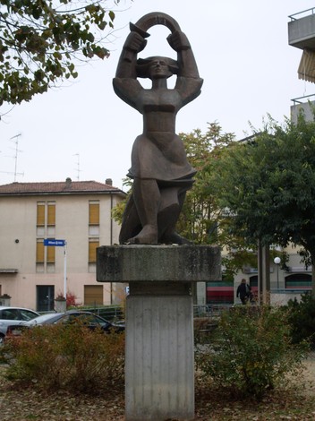 Monumento alla Resistenza: scultura che celebra il valore e il coraggio dei resistenti.