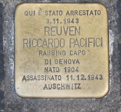 Pietra d'inciampo dedicata a Riccardo Pacifici, rabbino arrestato e assassinato ad Auschwitz nel 1943.