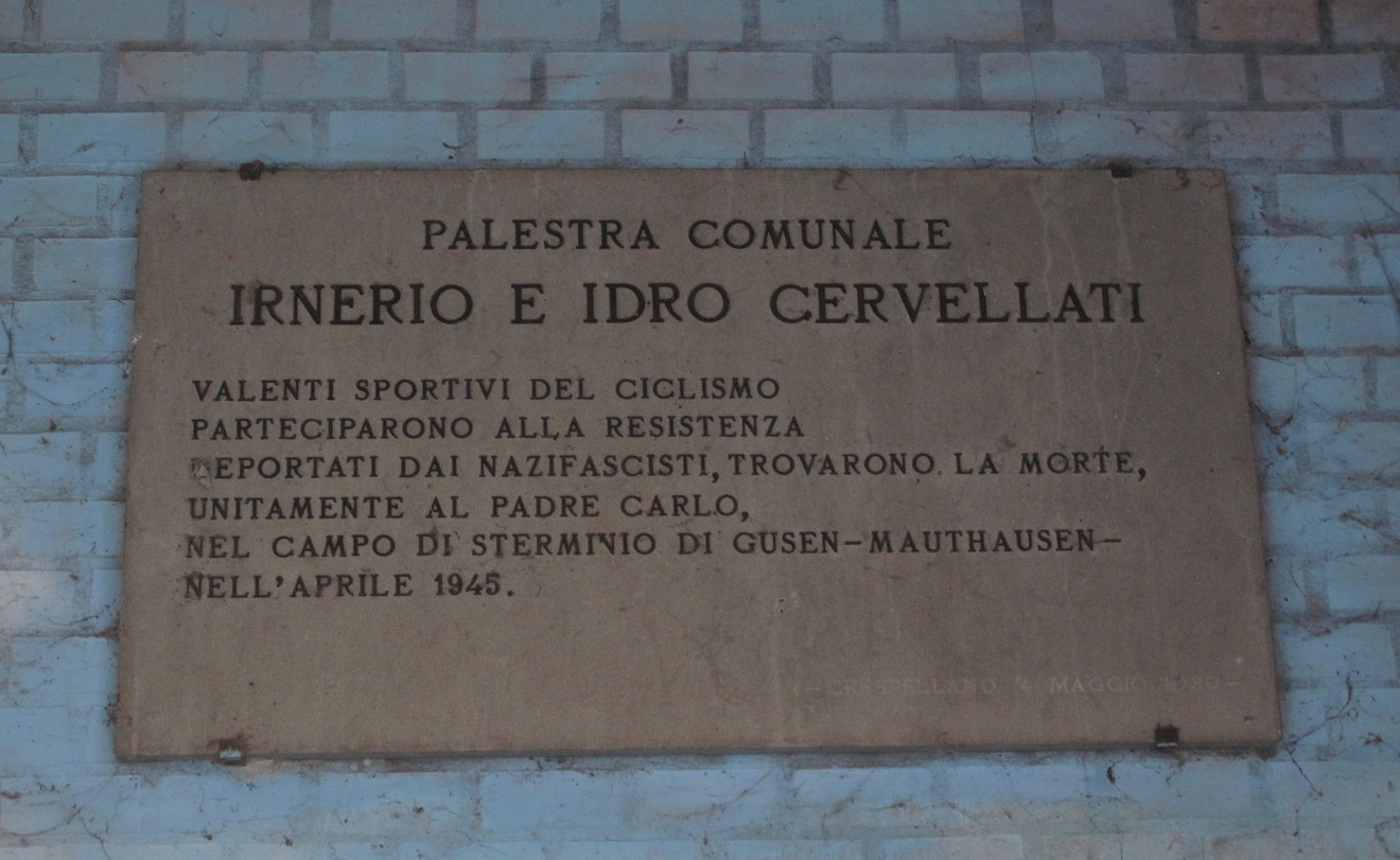 Targa commemorativa dedicata ai fratelli Cervellati, sportivi e partigiani, con riferimento alla loro morte nel 1945.