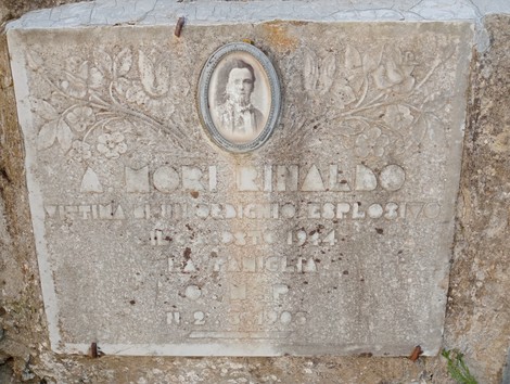 Targa funeraria di Mori Rinaldo con decorazioni floreali e ritratto, risalente al 1924.