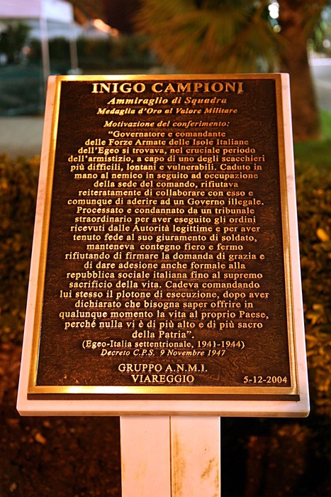Monumento dedicato a Inigo Campioni, commemorando il suo servizio e sacrificio per l'Italia.