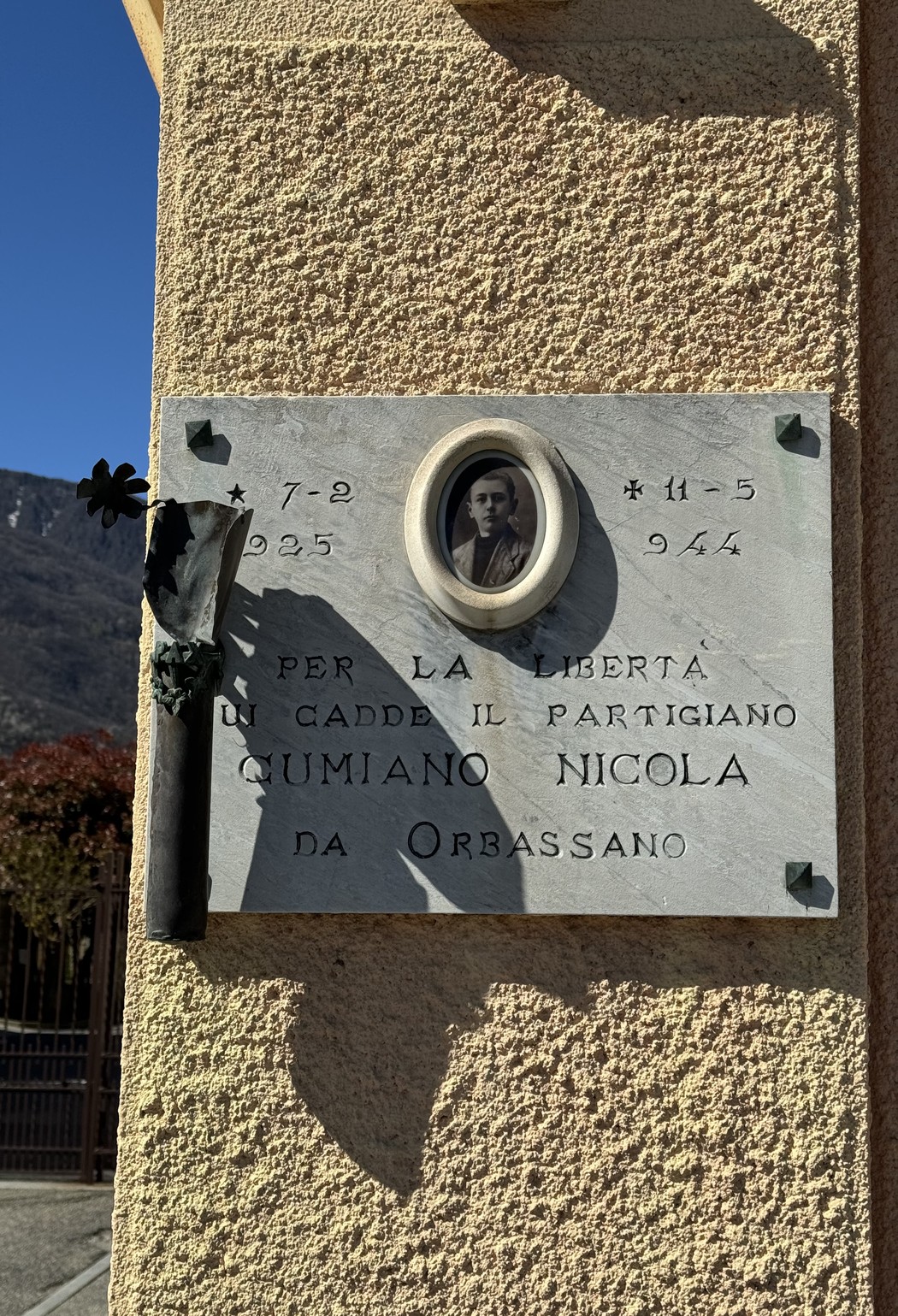 Lapide commemorativa dedicata al partigiano Cumiano Nicola, caduto per la libertà.