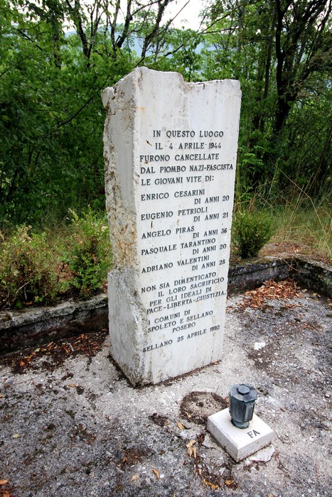 Cippo commemorativo dedicato ai partigiani uccisi a Colle di Postignano il 4 aprile 1944.