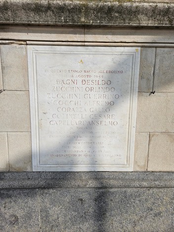 Lapide commemorativa dedicata ai fucilati della Montagnola, con iscrizioni memoriali su pietra.