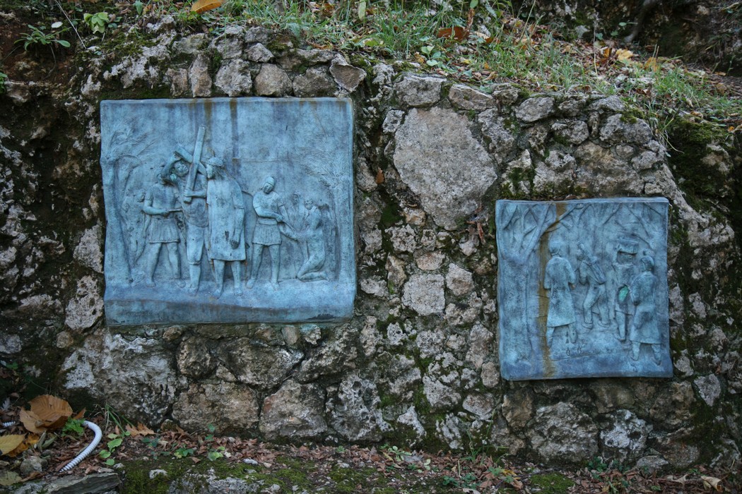 Rappresentazione della Via Crucis con sculture monumentali a Sant'Anna di Stazzema, simbolo di memoria e riflessione.