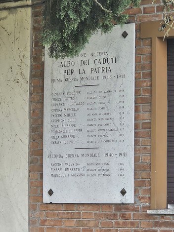 Lapide commemorativa che onora i caduti di Cesta nelle due guerre mondiali, incisa su pietra.