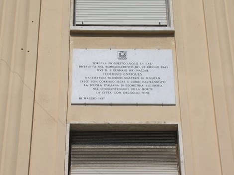 Lapide in memoria di Federico Enriques, matematico e maestro, sulla casa distrutta nel bombardamento del 1943.