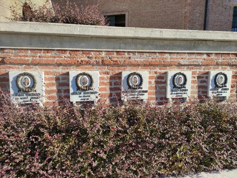 Monumento commemorativo per le vittime dell'eccidio di Santa Giustina in Colle, con medaglie e targhe commemorative.