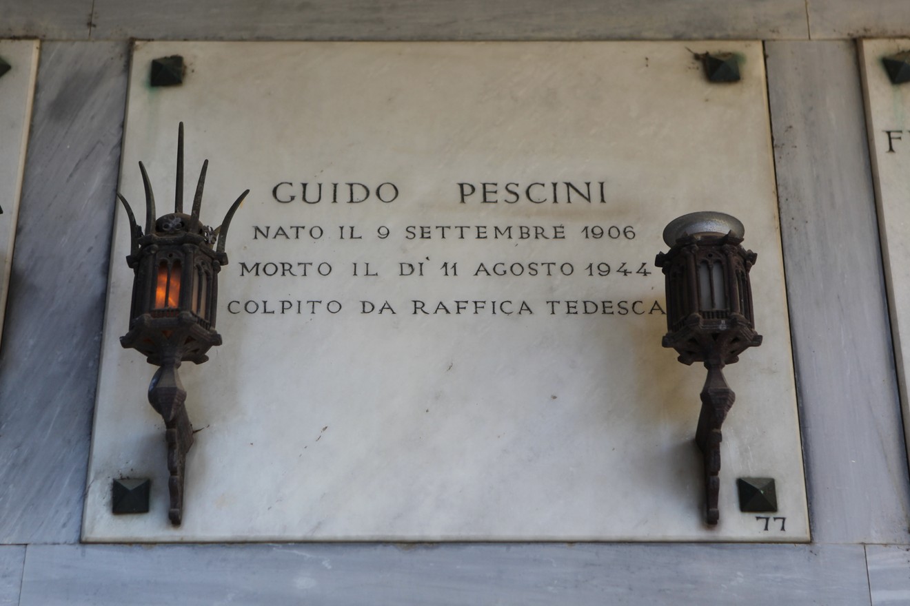 Sepolcro di Guido Pescini, nato nel 1906 e caduto nel 1944, con elementi ornamentali di design.