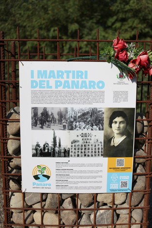 Monumento ai Martiri del Panaro, con fotografie storiche e un omaggio floreale.