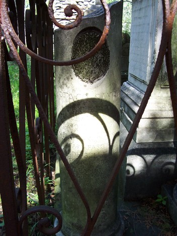 Cippi funerari dei fratelli Sambiase, con dettagli architettonici e ombre suggestive nel cimitero.