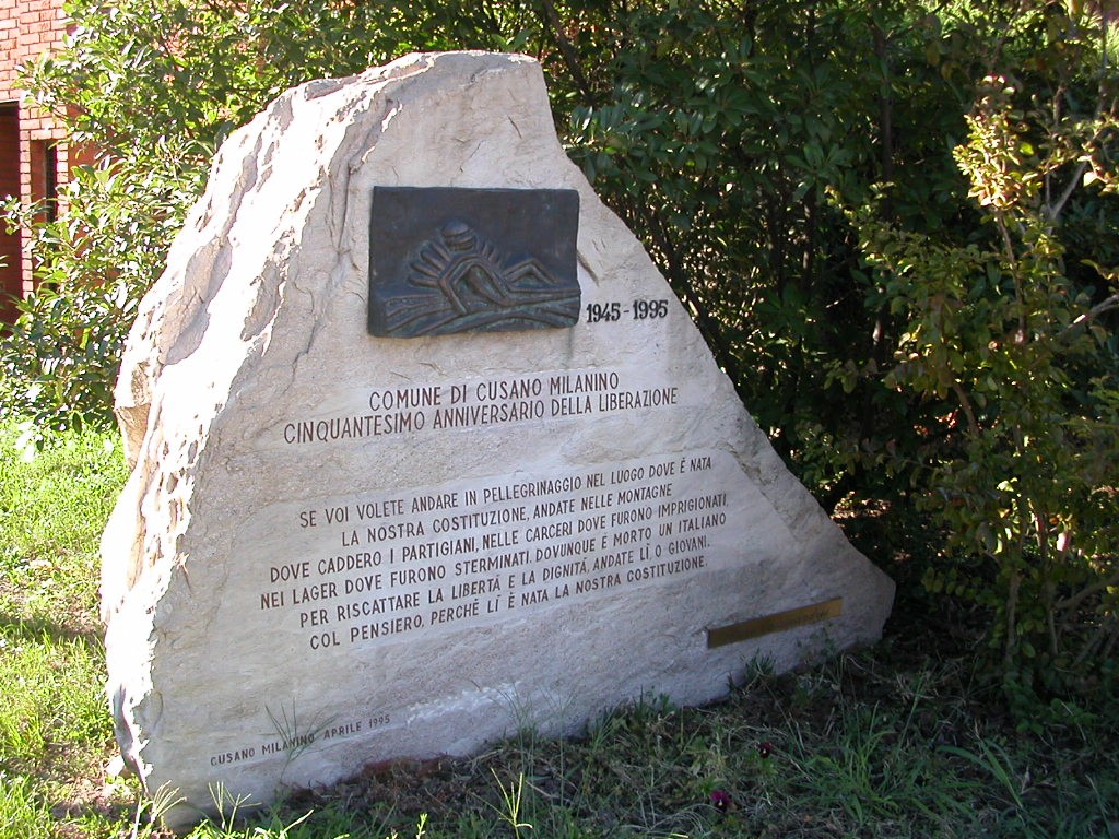 Monumento commemorativo in pietra per il 50° anniversario della Liberazione, con incisi messaggi di significato storico.
