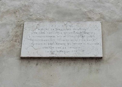 Lapide commemorativa del Comitato di Liberazione Nazionale, simbolo di resistenza e libertà.