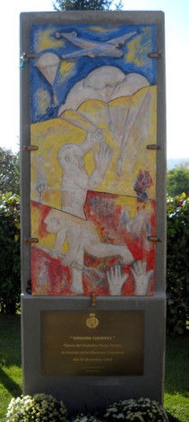 Monumento commemorativo dedicato alla missione Cherokee, con rilievi artistici e simboli evocativi.