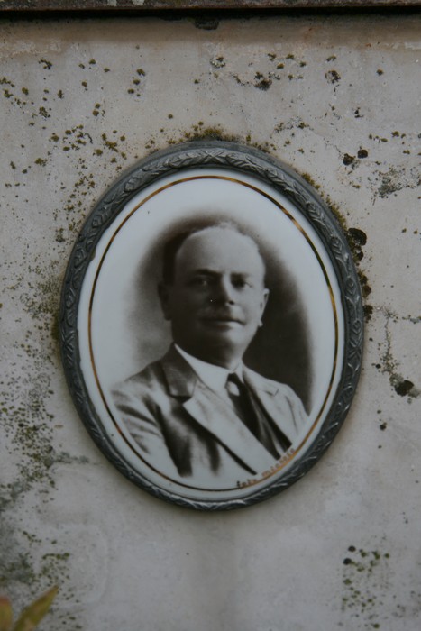 Ritratto in bianco e nero di un membro della famiglia Lombardi, parte dei "Sepolcri della famiglia Lombardi".