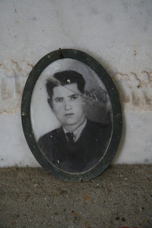 Ritratto in bianco e nero, simbolo di memoria e commemorazione dell'eccidio di San Polo.