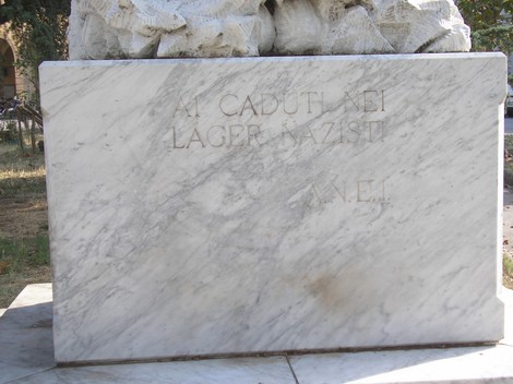 Monumento commemorativo dedicato ai caduti nei lager nazisti, simbolo di memoria e resilienza.
