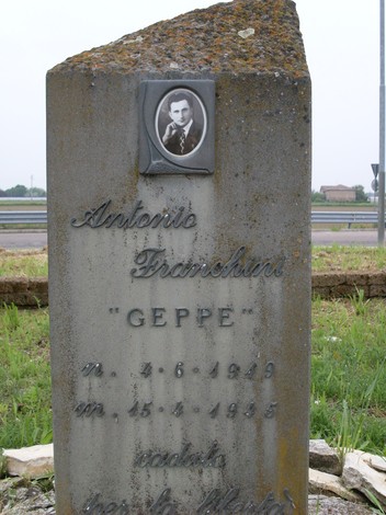 Cippo commemorativo dedicato ad Antonio Franchini, con foto e date significative della sua vita.
