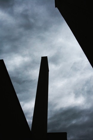 Monumento della Brigata "Bianconcini" in una suggestiva silhouette contro un cielo nuvoloso.
