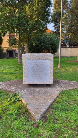 Monumento commemorativo alle vittime del nazifascismo a Mentana, simbolo di memoria e resistenza.