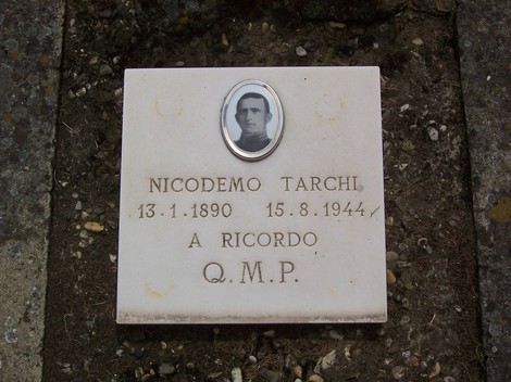 Memoriale dedicato a Nicodemo Tarchi nel cimitero di Badia a Settimo, commemorazione di una figura storica.