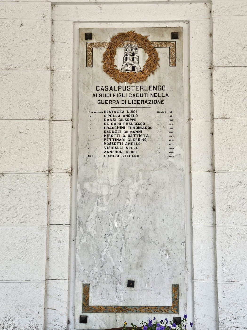 Lapide commemorativa dedicata ai caduti della guerra di Liberazione a Casalpusterlengo, con nomi incisi su marmo.