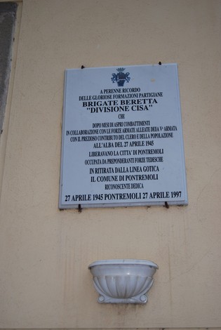 Lapide commemorativa dedicata alla Divisione Cisa, situata a Pontremoli.
