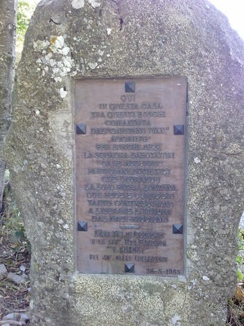 Monumento dedicato alla squadra sabotatori "Cane Azzurro", simbolo di coraggio e resistenza.