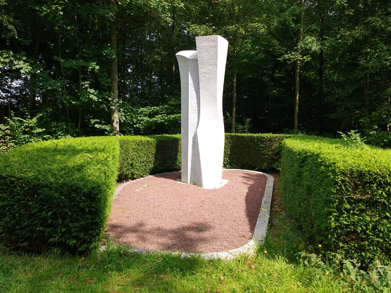 Monumento ai Fratelli Rosselli, dedicato alla commemorazione dei martiri antifascisti, immerso in verde.