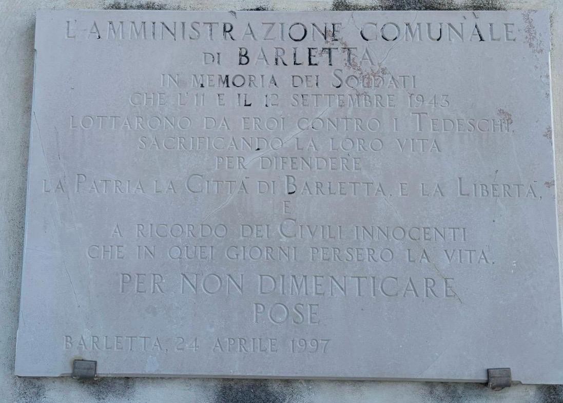 Lapide commemorativa che onora soldati e civili di Barletta, con riferimento alla lotta per la libertà.