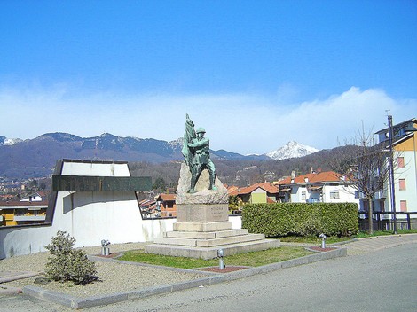 Monumento ai caduti di Strona, commemorazione degli eroi locali con sfondo montano.
