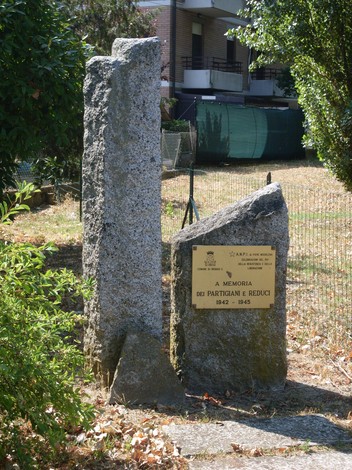 Monumento ai partigiani e reduci, in memoria degli eventi del 1942-1945, con due elementi in pietra.
