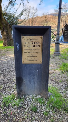 Cippo commemorativo dedicato a Riccardo Di Giuseppe, situato in un'area panoramica.