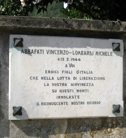 Lapide commemorativa dedicata a Abbafati e Lombardi, eroi della lotta di liberazione, posta su una parete.