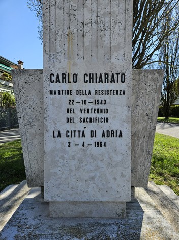 Monumento dedicato a Carlo Chiarato, martire della Resistenza, con iscrizioni commemorative.