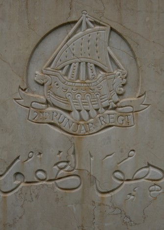 Scultura commemorativa all'Arezzo War Cemetery, dedicata ai caduti del 2° Punjab Regiment.