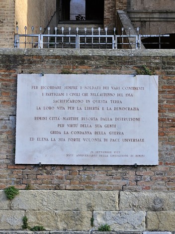 Lapide commemorativa dedicata ai soldati alleati, ai partigiani e ai civili del 1944 a Rimini.