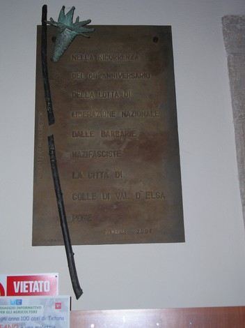 Lapide commemorativa che celebra il 60° anniversario della lotta di liberazione nazionale a Colle di Val d'Elsa.