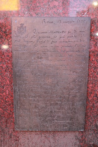 Monumento a Matteotti con iscrizione che celebra la sua figura e il suo sacrificio per la giustizia.