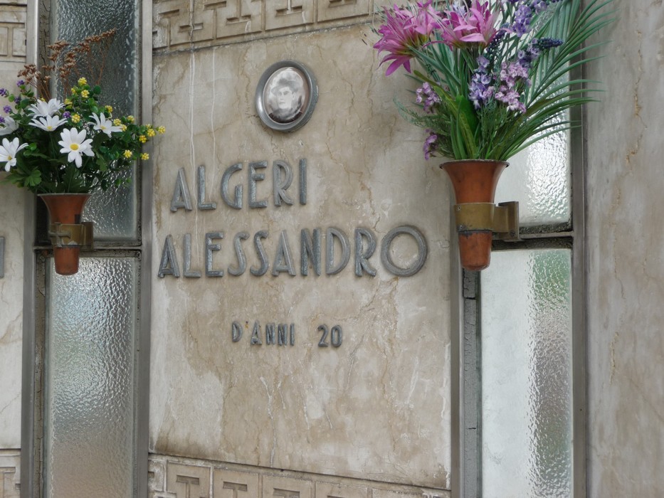 Sacrario ai caduti partigiani, con decorazioni floreali e un'opera commemorativa in onore dei combattenti.