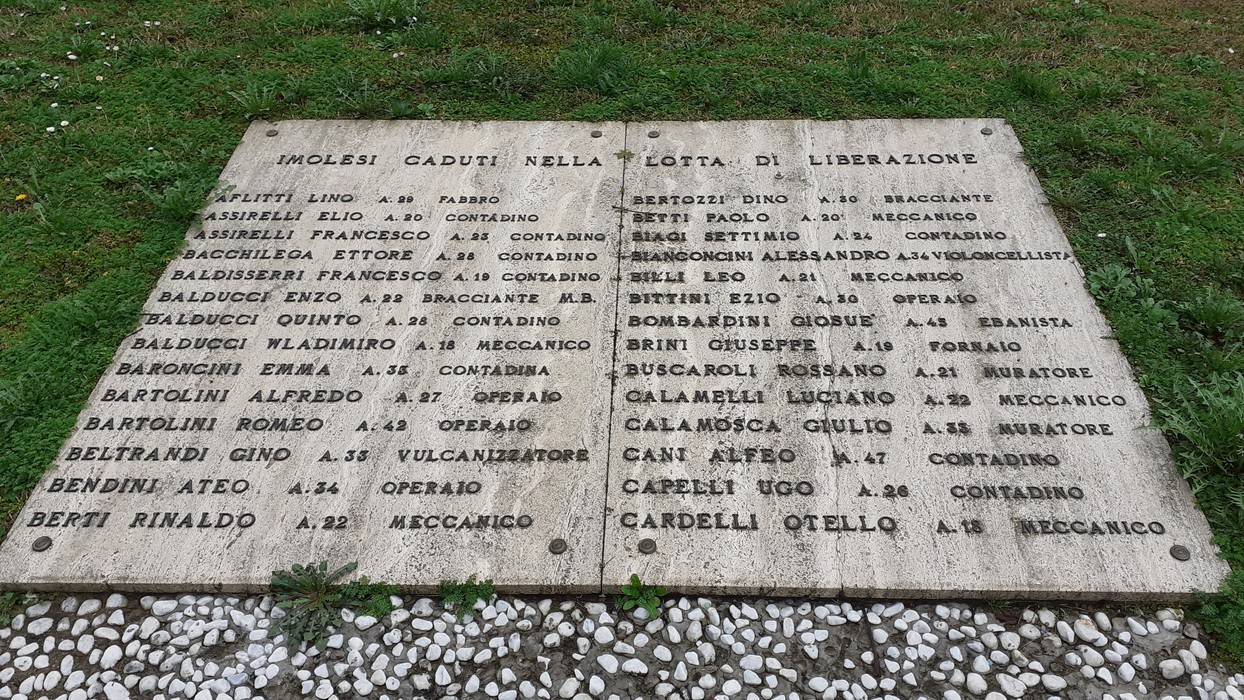 Monumento al Partigiano, dedicato ai caduti nella lotta di liberazione, con nomi incisi in memoria dei combattenti.