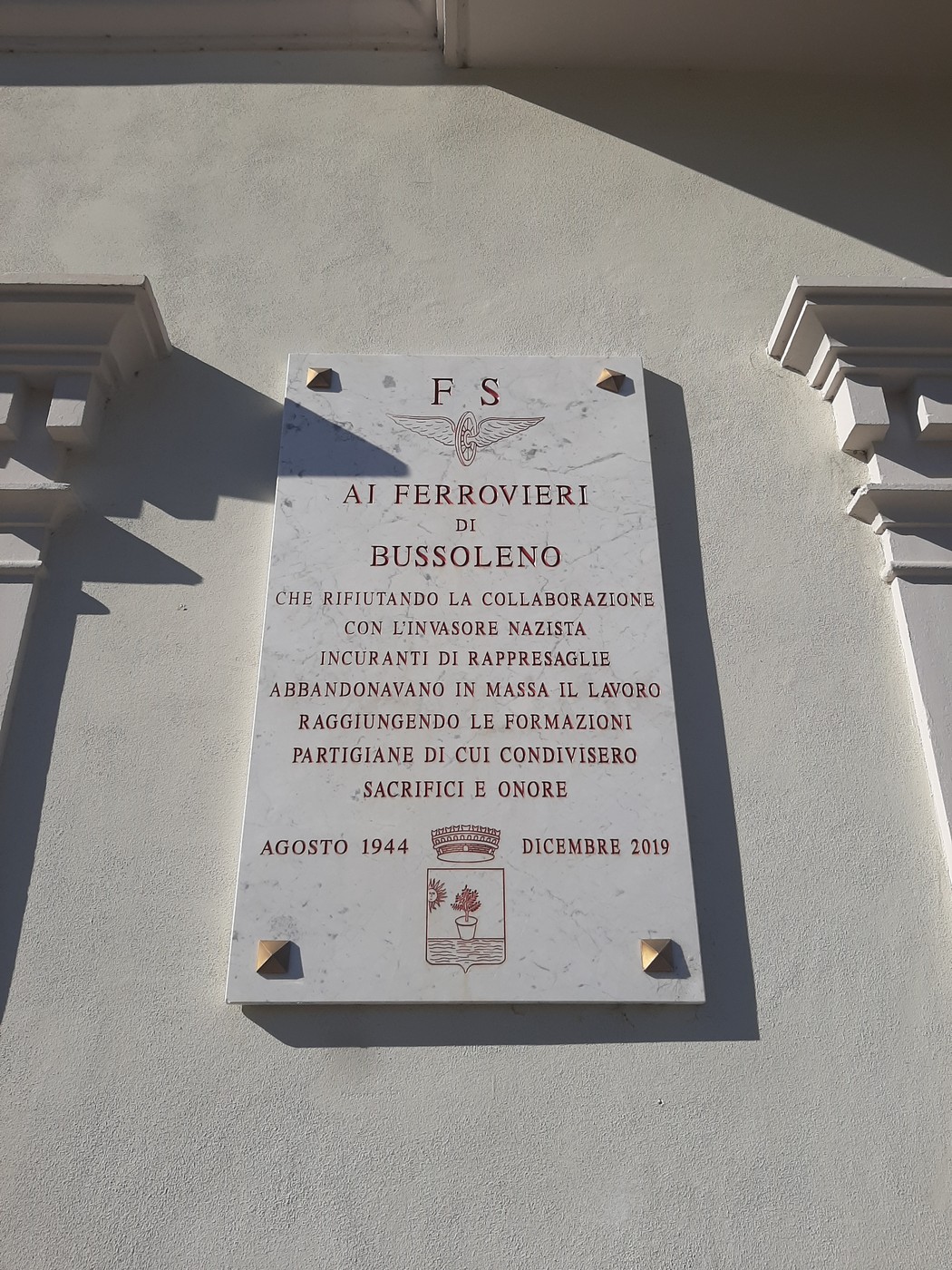 Lapide commemorativa dedicata ai ferrovieri di Bussoleno, onorando il loro sacrificio e il contributo durante la guerra.