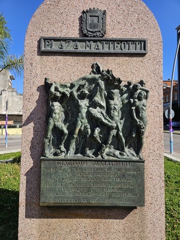 Monumento a Matteotti con scultura commemorativa e iscrizioni, situato in una piazza.