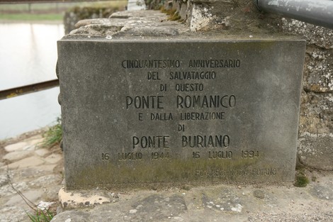 Lapide commemorativa per il salvataggio del Ponte Romanico di Buriano, risalente al 16 luglio 1944.