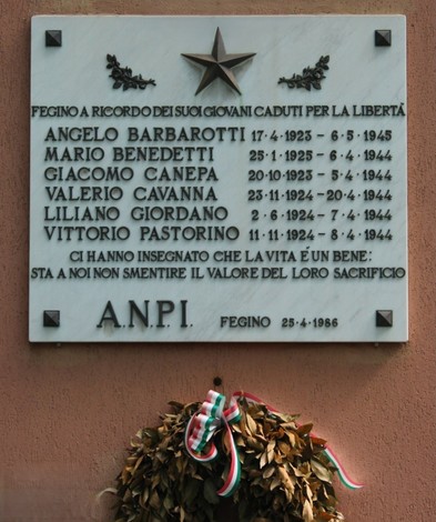 Lapide commemorativa dedicata ai caduti per la Libertà nel quartiere di Fegino, con nomi e date.
