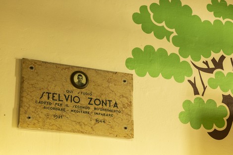 Lapide commemorativa di Stelvio Zonta, ricordando il suo contributo e la sua eredità.