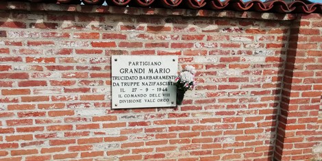 Lapide dedicata a Mario Grandi, partigiano ucciso da truppe nazifasciste nel 1944.