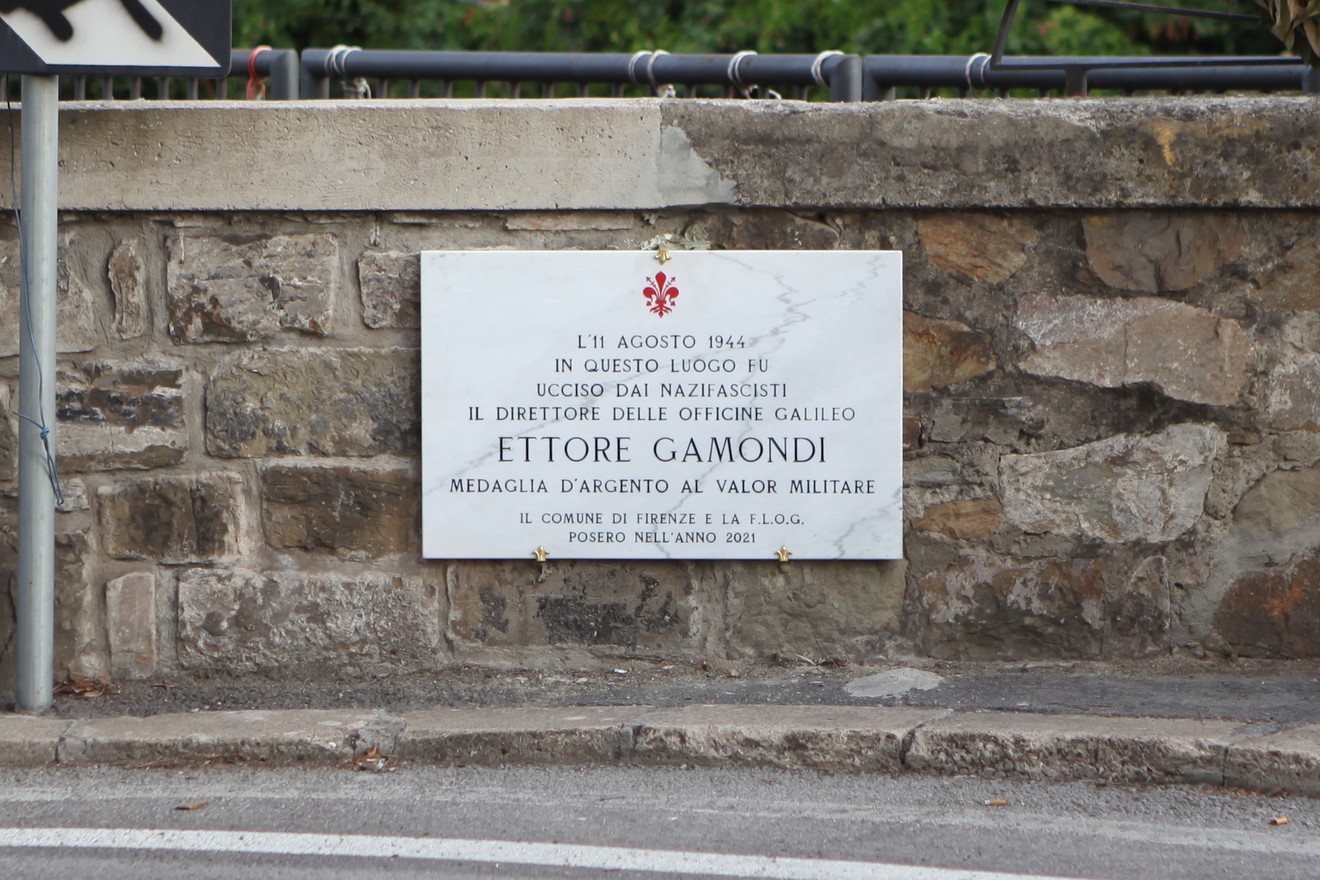 Lapide commemorativa dedicata a Ettore Gamondi, vittima del nazifascismo, posta a Firenze.
